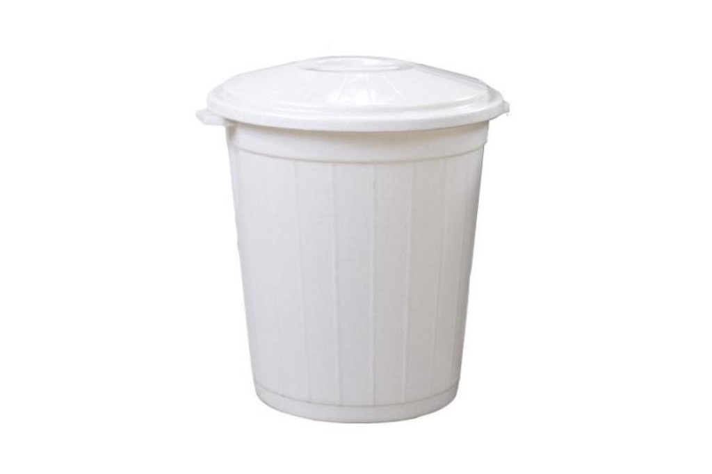 Бак пластиковый с крышкой 105л