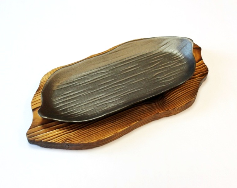 Сковорода чугунная 335х135мм на деревянной подставке