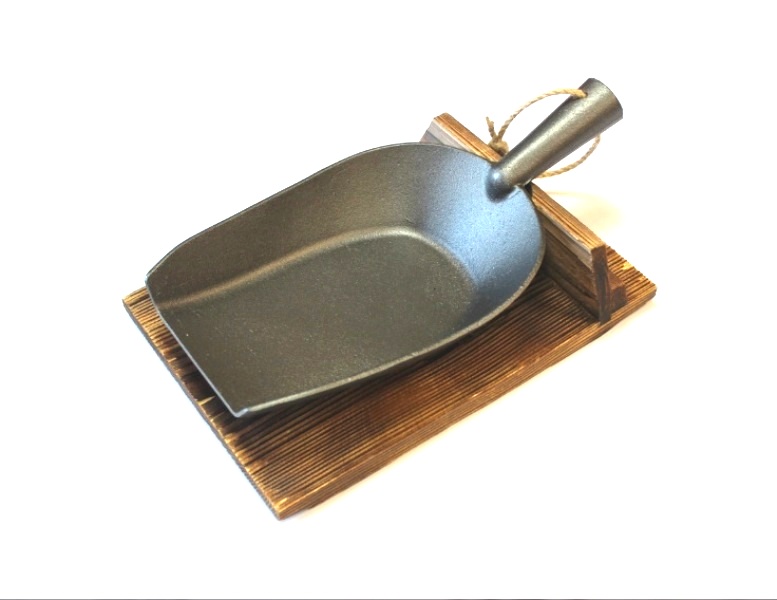 Сковорода для подачи чугунная 260х140мм на деревянной подставке