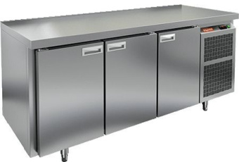 Стол морозильный гастронормированный островной Hicold GN111/BTO, 3 двери 700х1835х850 мм